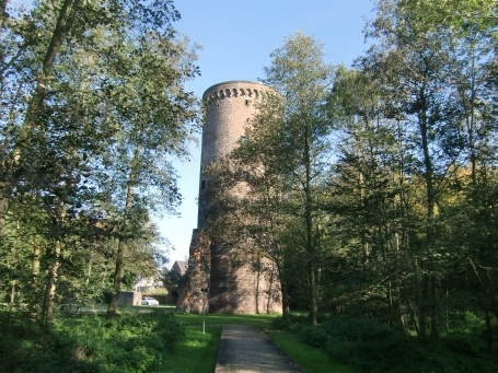 Grefrath-Oedt : Zur Burg Uda, in Oedt befindet sich in unmittelbarer Nähe zur Niers und den renaturierten Niers-Altarm die Reste der Burg Uda ( mittelalterliche Burgruine ).